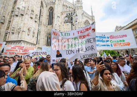 Mailand, Italien. Juni 2025. Festeggiamenti dopo la funzione in Duomo per l'ordinazione di 11 nuovi sacerdoti della Chiesa ambrosiana - Mailand, 7 Giugno 2025 (Foto Claudio Furlan/Lapresse) Feierlichkeiten nach dem Gottesdienst in der Kathedrale zur Weihe von 11 neuen Priestern der Ambrosianischen Kirche - Mailand, 7. Juni 2025 (Foto Claudio Furlan/Lapresse) Credit: LaPresse/Alamy Live News Stockfoto