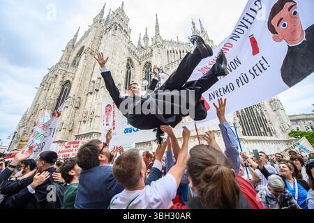 Mailand, Italien. Juni 2025. Festeggiamenti dopo la funzione in Duomo per l'ordinazione di 11 nuovi sacerdoti della Chiesa ambrosiana - Mailand, 7 Giugno 2025 (Foto Claudio Furlan/Lapresse) Feierlichkeiten nach dem Gottesdienst in der Kathedrale zur Weihe von 11 neuen Priestern der Ambrosianischen Kirche - Mailand, 7. Juni 2025 (Foto Claudio Furlan/Lapresse) Credit: LaPresse/Alamy Live News Stockfoto