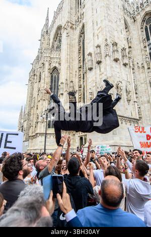 Mailand, Italien. Juni 2025. Festeggiamenti dopo la funzione in Duomo per l'ordinazione di 11 nuovi sacerdoti della Chiesa ambrosiana - Mailand, 7 Giugno 2025 (Foto Claudio Furlan/Lapresse) Feierlichkeiten nach dem Gottesdienst in der Kathedrale zur Weihe von 11 neuen Priestern der Ambrosianischen Kirche - Mailand, 7. Juni 2025 (Foto Claudio Furlan/Lapresse) Credit: LaPresse/Alamy Live News Stockfoto
