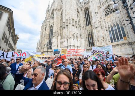 Mailand, Italien. Juni 2025. Festeggiamenti dopo la funzione in Duomo per l'ordinazione di 11 nuovi sacerdoti della Chiesa ambrosiana - Mailand, 7 Giugno 2025 (Foto Claudio Furlan/Lapresse) Feierlichkeiten nach dem Gottesdienst in der Kathedrale zur Weihe von 11 neuen Priestern der Ambrosianischen Kirche - Mailand, 7. Juni 2025 (Foto Claudio Furlan/Lapresse) Credit: LaPresse/Alamy Live News Stockfoto