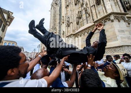 Mailand, Italien. Juni 2025. Festeggiamenti dopo la funzione in Duomo per l'ordinazione di 11 nuovi sacerdoti della Chiesa ambrosiana - Mailand, 7 Giugno 2025 (Foto Claudio Furlan/Lapresse) Feierlichkeiten nach dem Gottesdienst in der Kathedrale zur Weihe von 11 neuen Priestern der Ambrosianischen Kirche - Mailand, 7. Juni 2025 (Foto Claudio Furlan/Lapresse) Credit: LaPresse/Alamy Live News Stockfoto