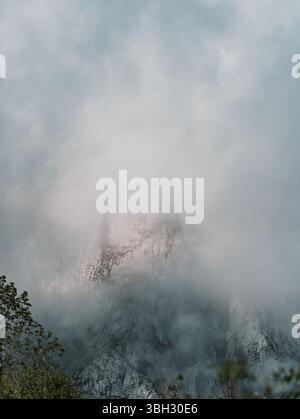 Majestätisches PICU Urriellu (Naranjo de Bulnes), in Nebel gehüllt Stockfoto