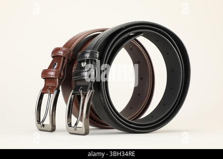 Zwei Ledergürtel auf weißem Hintergrund, Nahaufnahme Stockfoto