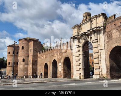 Porta San Sebastiano und Aurelianische Mauern in Rom, Italien Stockfoto