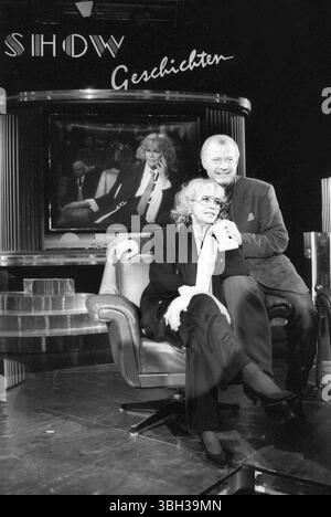 Hildegard Knef und Gerhard Schmitt-Thiel 12/89 ue Hildegard Knef mit Gerhard Schmitt-Thiel während eines Auftritts in Showgeschichten BR im Dezember 1989 Fernsehen Fernsehsendung Talkshow Show Deutschland deutsch deutsche Schauspielerin Schauspiel Gesang Sängerin Theater Bühne Musik Kino Autorin Schriftstellerin Deutscher Mann Journalist Journalismus Moderator Moderator 89 Stockfoto