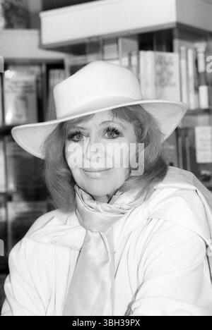 Hildegard Knef Schauspielerin 10/90 hei Hildegard Knef im Oktober 1990 Deutschland deutsch deutsches Schauspiel Gesang Sängerin Theater Bühne Musik Kino Film Autorin Schriftstellerin deutsche Schauspielerin Sängerin Schriftstellerin Schriftstellerin Schriftstellerin Schriftstellerin hoch halb Porträt lächelnd SW *** Hildegard Knef Schauspielerin 10 90 hei Hildegard Knef Schauspielerin im Oktober 1990 Stockfoto