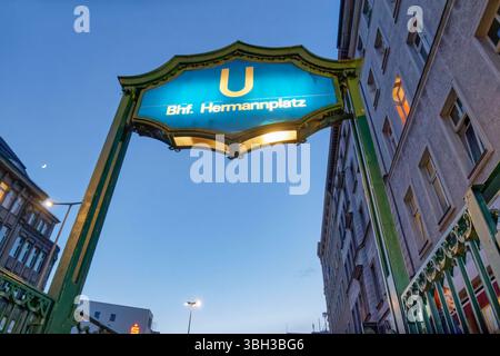 U-Bahn-Station Hermannplatz, BVG, Öffentlicher Nahverkehr, Karl-Marx-Straße, Dämmerung, Berliner U-Bahn-Station Hermannplatz, BVG, Öffentlicher Nahverkehr, Karl-Marx-Straße, Dämmerung, Berlin *** U-Bahn-Station Hermannplatz, BVG, öffentliche Verkehrsmittel, Karl-Marx-Straße, Abenddämmerung, Berliner U-Bahn-Station Hermannplatz, BVG, öffentliche Verkehrsmittel, Karl-Marx-Straße, Abenddämmerung, Berlin Stockfoto