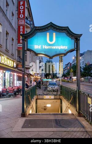 U-Bahn-Station Hermannplatz, BVG, Öffentlicher Nahverkehr, Karl-Marx-Straße, Dämmerung, Berliner U-Bahn-Station Hermannplatz, BVG, Öffentlicher Nahverkehr, Karl-Marx-Straße, Dämmerung, Berlin *** U-Bahn-Station Hermannplatz, BVG, öffentliche Verkehrsmittel, Karl-Marx-Straße, Abenddämmerung, Berliner U-Bahn-Station Hermannplatz, BVG, öffentliche Verkehrsmittel, Karl-Marx-Straße, Abenddämmerung, Berlin Stockfoto
