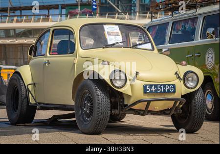 Scheveningen, Niederlande, 25.05.2025, Vintage Offroad Volkswagen Beetle Baja auf der Aircooler Oldtimer-Messe Stockfoto