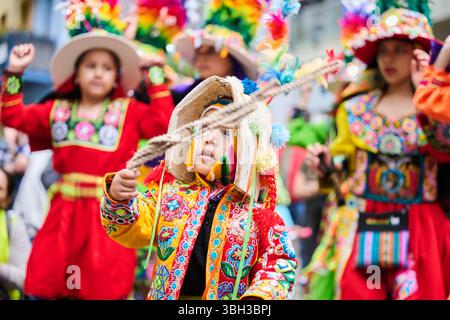 Berlin, Deutschland. Juni 2025. Kinder in traditionellen Trachten tanzen zur Musik am Mariannenplatz. Der Karneval der Kulturen findet heute mit dem Kinderkarneval „sei da - Papagei!“ statt. Annette Riedl/dpa/Alamy Live News Stockfoto