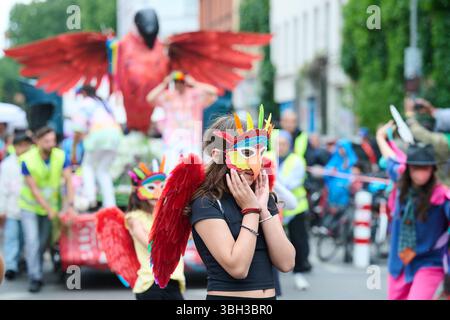 Berlin, Deutschland. Juni 2025. Kinder in traditionellen Trachten tanzen zur Musik am Mariannenplatz. Der Karneval der Kulturen findet heute mit dem Kinderkarneval 'sei da - Parrot!' statt. Annette Riedl/dpa/Alamy Live News Stockfoto