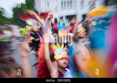 Berlin, Deutschland. Juni 2025. Kinder in traditionellen Trachten tanzen zur Musik am Mariannenplatz. Der Karneval der Kulturen findet heute mit dem Kinderkarneval „sei da - Papagei!“ statt. Annette Riedl/dpa/Alamy Live News Stockfoto