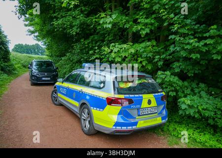 Rochlitz - Tragisches Ende einer Vermisstensuche: Rentner wird tot in Waldstück gefunden 02.06.2025 gegen 18 Uhr Rochlitz, Pestweg ein Polizeihubschrauber und Suchhunde kam am Montagabend in Rochlitz Landkreis Mittelsachsen im Rahmen einer Vermisstensuche zum Einsatz. Seit dem Mittag wurde ein 87-jähriger Mann vermisst, wie ein Sprecher der Polizeidirektion Chemnitz bestätigte. Gegen 18 Uhr wurde der Senior schließlich tot im Bereich Pestweg entdeckt unweit des Rochlitzer Schlosses und des Ortsteils Noßwitz. Zuvor hatten Einsatzkräfte aus der Luft und am Boden nach dem Mann gesucht. Der Po Stockfoto