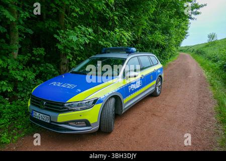 Rochlitz - Tragisches Ende einer Vermisstensuche: Rentner wird tot in Waldstück gefunden 02.06.2025 gegen 18 Uhr Rochlitz, Pestweg ein Polizeihubschrauber und Suchhunde kam am Montagabend in Rochlitz Landkreis Mittelsachsen im Rahmen einer Vermisstensuche zum Einsatz. Seit dem Mittag wurde ein 87-jähriger Mann vermisst, wie ein Sprecher der Polizeidirektion Chemnitz bestätigte. Gegen 18 Uhr wurde der Senior schließlich tot im Bereich Pestweg entdeckt unweit des Rochlitzer Schlosses und des Ortsteils Noßwitz. Zuvor hatten Einsatzkräfte aus der Luft und am Boden nach dem Mann gesucht. Der Po Stockfoto