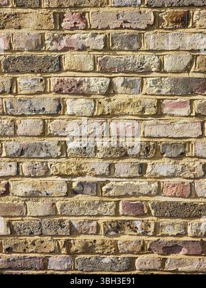 Nahaufnahme einer Ziegelmauer mit einzelnen alten (vor-Dezimalstellen) Ziegeln Stockfoto