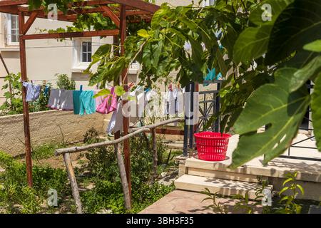 Wäscheleine im Freien mit frischer Wäsche an einem sonnigen Tag. Stockfoto