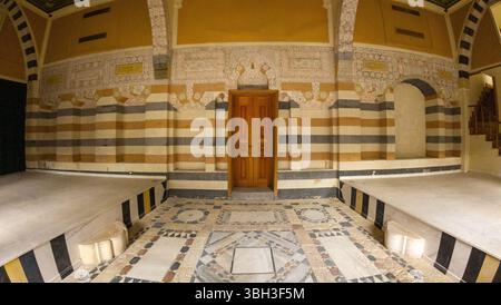 Das Innere eines kunstvollen historischen Gebäudes mit aufwändigen Steinmetzarbeiten und einer Holztür. In der Altstadt von Damaskus Stockfoto
