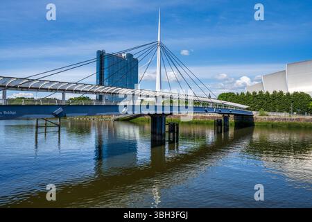 Bell’s Bridge und SEC Armadillo am Fluss Clyde in Glasgow, Schottland, Großbritannien Stockfoto