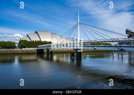Bell’s Bridge und SEC Armadillo am Fluss Clyde in Glasgow, Schottland, Großbritannien Stockfoto