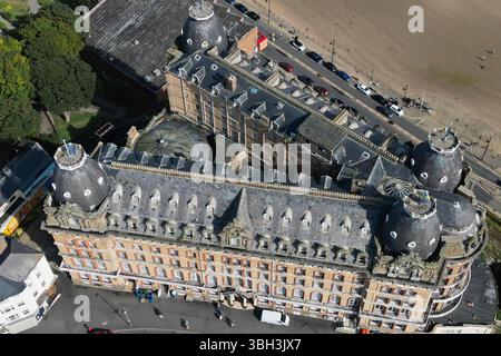 Aus der Vogelperspektive des ehemaligen viktorianischen Hotels Zetland mit Blick auf die Nordsee. Victorian Architecture Now Apartment Building in Saltburn by the Sea, Großbritannien Stockfoto