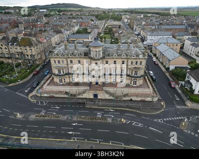 Aus der Vogelperspektive des ehemaligen viktorianischen Hotels Zetland mit Blick auf die Nordsee. Victorian Architecture Now Apartment Building in Saltburn by the Sea, Großbritannien Stockfoto