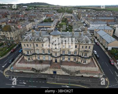 Aus der Vogelperspektive des ehemaligen viktorianischen Hotels Zetland mit Blick auf die Nordsee. Victorian Architecture Now Apartment Building in Saltburn by the Sea, Großbritannien Stockfoto