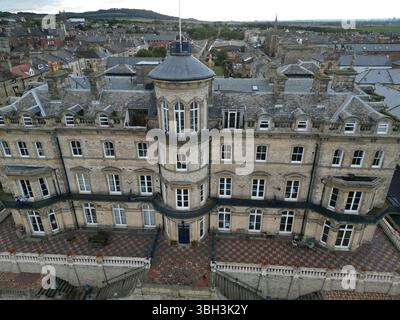 Aus der Vogelperspektive des ehemaligen viktorianischen Hotels Zetland mit Blick auf die Nordsee. Victorian Architecture Now Apartment Building in Saltburn by the Sea, Großbritannien Stockfoto