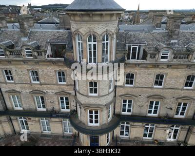 Aus der Vogelperspektive des ehemaligen viktorianischen Hotels Zetland mit Blick auf die Nordsee. Victorian Architecture Now Apartment Building in Saltburn by the Sea, Großbritannien Stockfoto