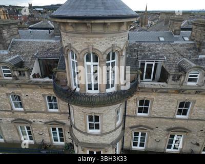 Aus der Vogelperspektive des ehemaligen viktorianischen Hotels Zetland mit Blick auf die Nordsee. Victorian Architecture Now Apartment Building in Saltburn by the Sea, Großbritannien Stockfoto