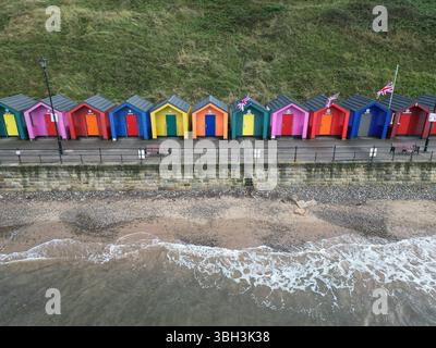 Blick aus der Vogelperspektive auf Saltburn by the Sea, Lower Promenade Beach Hütten British Seaside Resort, North Yorkshire Stockfoto