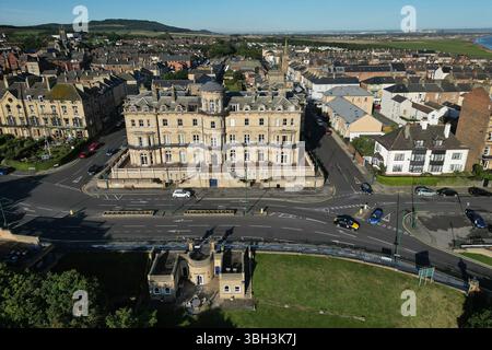 Aus der Vogelperspektive des ehemaligen viktorianischen Hotels Zetland mit Blick auf die Nordsee. Victorian Architecture Now Apartment Building in Saltburn by the Sea, Großbritannien Stockfoto