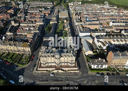 Aus der Vogelperspektive des ehemaligen viktorianischen Hotels Zetland mit Blick auf die Nordsee. Victorian Architecture Now Apartment Building in Saltburn by the Sea, Großbritannien Stockfoto