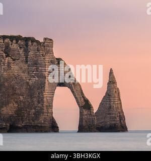 Ein quadratisches Bild von einem Abend nach Sonnenuntergang mit den hohen Klippen von Etretat, Normandie, Frankreich. Stockfoto