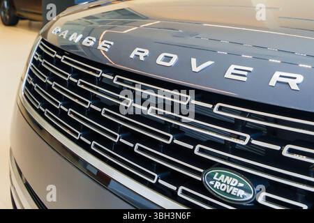 Almaty, Kasachstan - 29. Mai 2025: Range Rover Emblem auf der Motorhaube. Premium-SUV Stockfoto