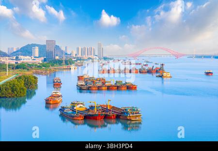 Blick auf Schiffe am Ufer der Pearl Bay im Bezirk Nansha, Guangzhou, China Stockfoto