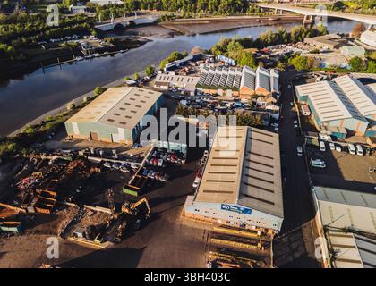 Blaydon UK: 05-05-2025. Aus der Vogelperspektive des Blaydon Industrial Estate und der Recyclinganlage für Altmetall am Ufer des Flusses Tyne. Die Drohne wurde während des Goldes geschossen Stockfoto