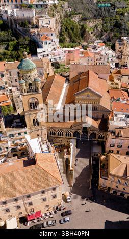 Aus nächster Nähe des historischen Herzens von Amalfi, Italien, mit der ikonischen Kathedrale des Heiligen Andreas mit ihrem Glockenturm, umgeben von bezaubernder mediterraner Architektur Stockfoto