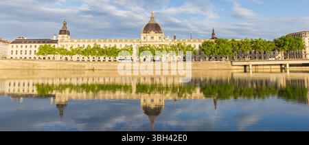 Panorama eines Hotels, das sich in der Rhone in Lyon, Frankreich, spiegelt Stockfoto