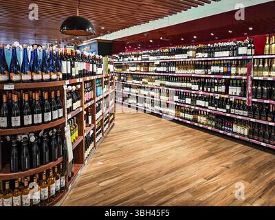 Lanzarote, Spanien, 28. Mai 2025, Eine gut organisierte Weinabteilung in einem Supermarkt auf Lanzarote bietet eine Auswahl an lokalen und importierten Weinen, die für di bestimmt sind Stockfoto