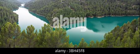 Erkunden Sie die ruhige Schönheit von Embalse del Tranco de Beas, umgeben von üppigem Grün und türkisfarbenem Wasser in Andalusien, Spanien. Stockfoto