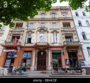 ZAGREB, KROATIEN - 22. MAI 2025: Ein charmantes, mehrstöckiges historisches Gebäude in Zagreb, Kroatien Stockfoto