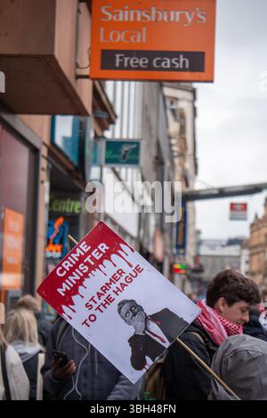 Glasgow, Schottland, Großbritannien. Juni 2025. Pro-palästinensische Demonstranten führten aus Protest gegen die vermeintliche Mittäterschaft an den israelischen Aktionen in Palästina eine rotierende Streik in verschiedenen Einzelhandelsgebäuden durch, darunter Barclays, Marks and Spencer, Sainsburys, McDonalds und Zara. Quelle: Cameron Scott/ZUMA Press Wire/ZUMA Wire/Alamy Live News Stockfoto