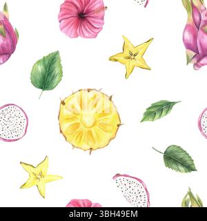 Ananasscheiben, Karambolen, pitaya und Hibiskusblüten nahtloses Aquarellmuster isoliert auf weiß. Handgemalte exotische botanische Früchte Stockfoto