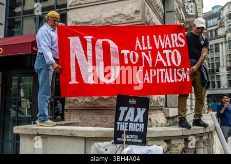 Aktivisten versammelten sich am Portland Place und marschierten nach Whitehall und forderten die Regierung auf, in Wohlfahrtsdienste statt in die Verteidigungsindustrie zu investieren. Die meisten Demonstranten haben gegen die Sparpolitik gesungen. Stockfoto
