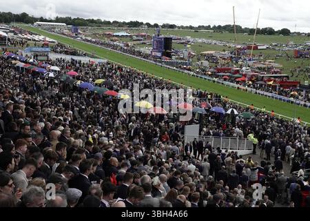 Epsom Downs Racecourse, Epsom, Surrey, Großbritannien. Juni 2025. Vor dem Start des „Betfred Derby“ (zu Ehren seiner Hoheit Aga Khan IV) – Gruppe 1. Quelle: Motofoto/Alamy Live News Stockfoto