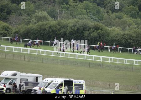 Epsom Downs Racecourse, Epsom, Surrey, Großbritannien. Juni 2025. Die Läufer traben vor dem „Betfred Derby“ (zu Ehren seiner Hoheit Aga Khan IV) – Gruppe 1. Quelle: Motofoto/Alamy Live News Stockfoto