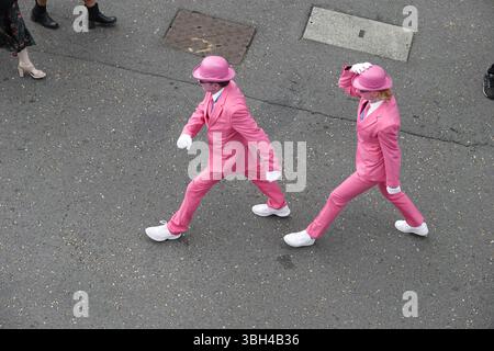 Epsom Downs Racecourse, Epsom, Surrey, Großbritannien. Juni 2025. Beim 'Betfred Derby' (zu Ehren seiner Hoheit Aga Khan IV) - Gruppe 1 Rennen. Quelle: Motofoto/Alamy Live News Stockfoto