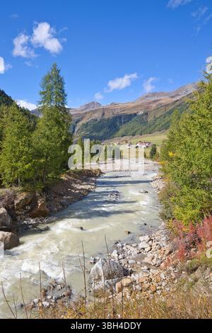 Der Karlinbach wird von Schmelzwasser der Gletscher gespeist und fließt durch das Vallelunga-Tal. Stockfoto