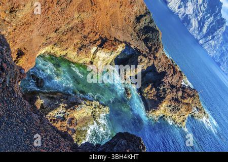 Steine auf die Nordwestküste von Teneriffa in der Nähe von Punto Teno Leuchtturm, Kanarische Inseln Stockfoto