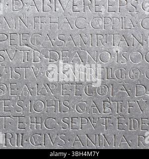 Eine antike lateinische Inschrift auf der Marmorplatte Stockfoto